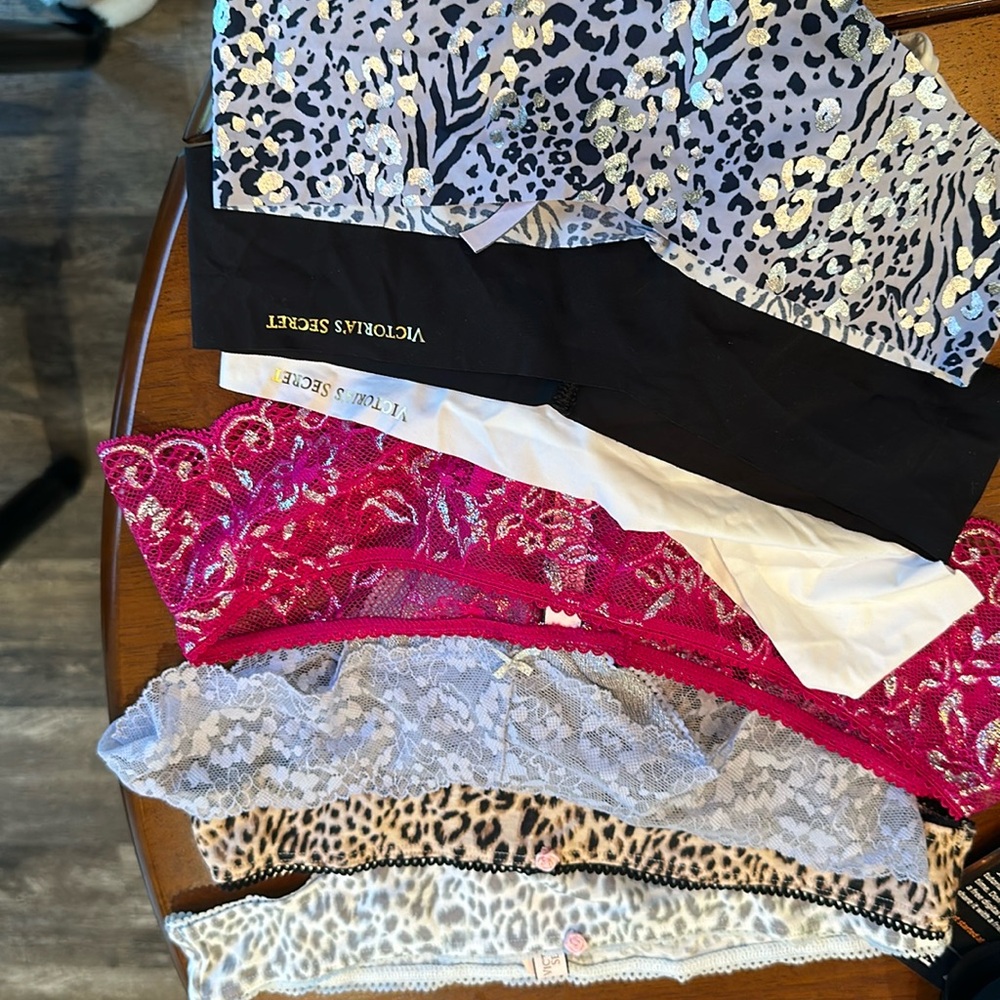 New with tags Victoria secret thongs lot M